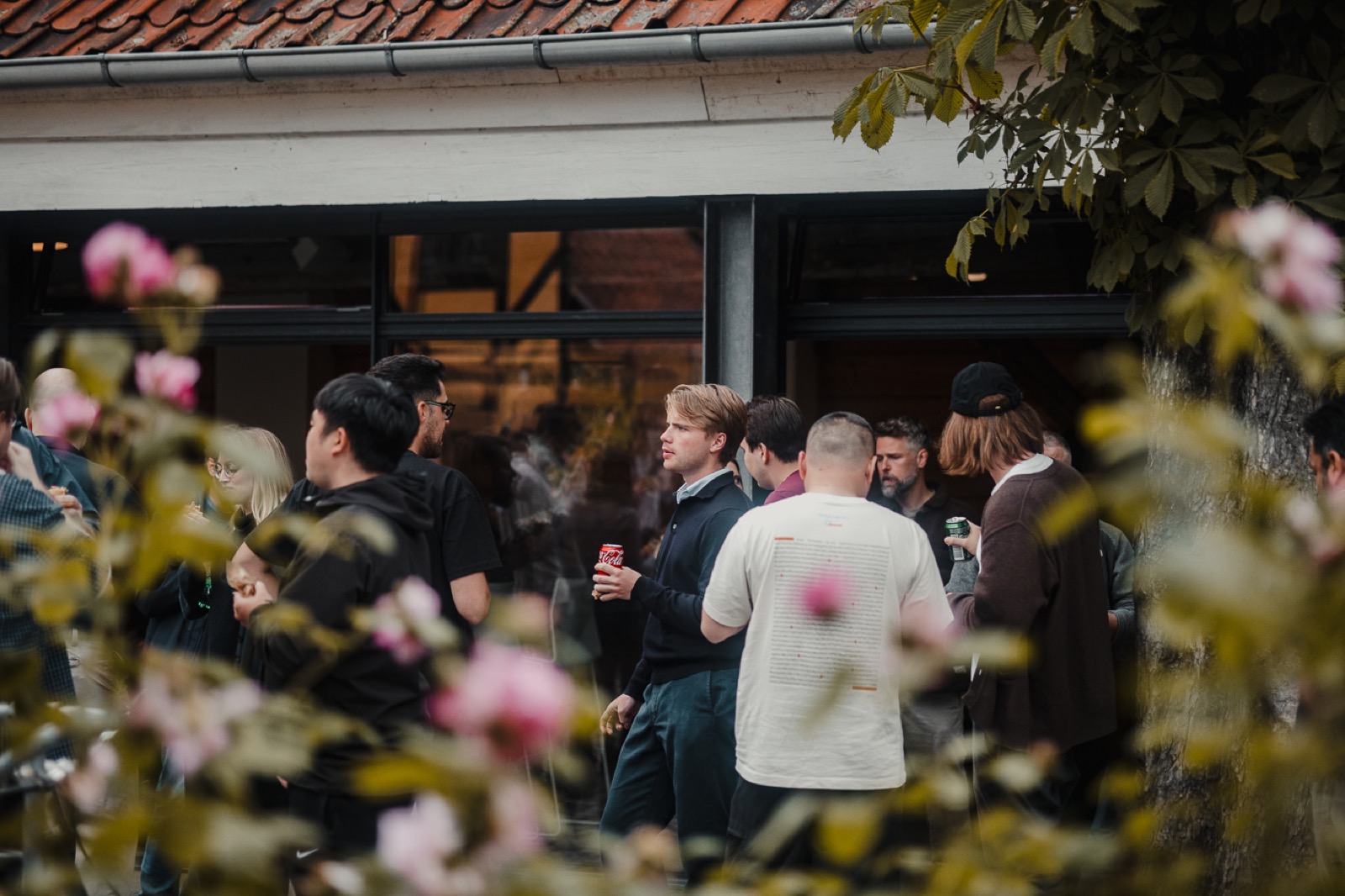 Attendees chatting in the outdoor garden between rounds